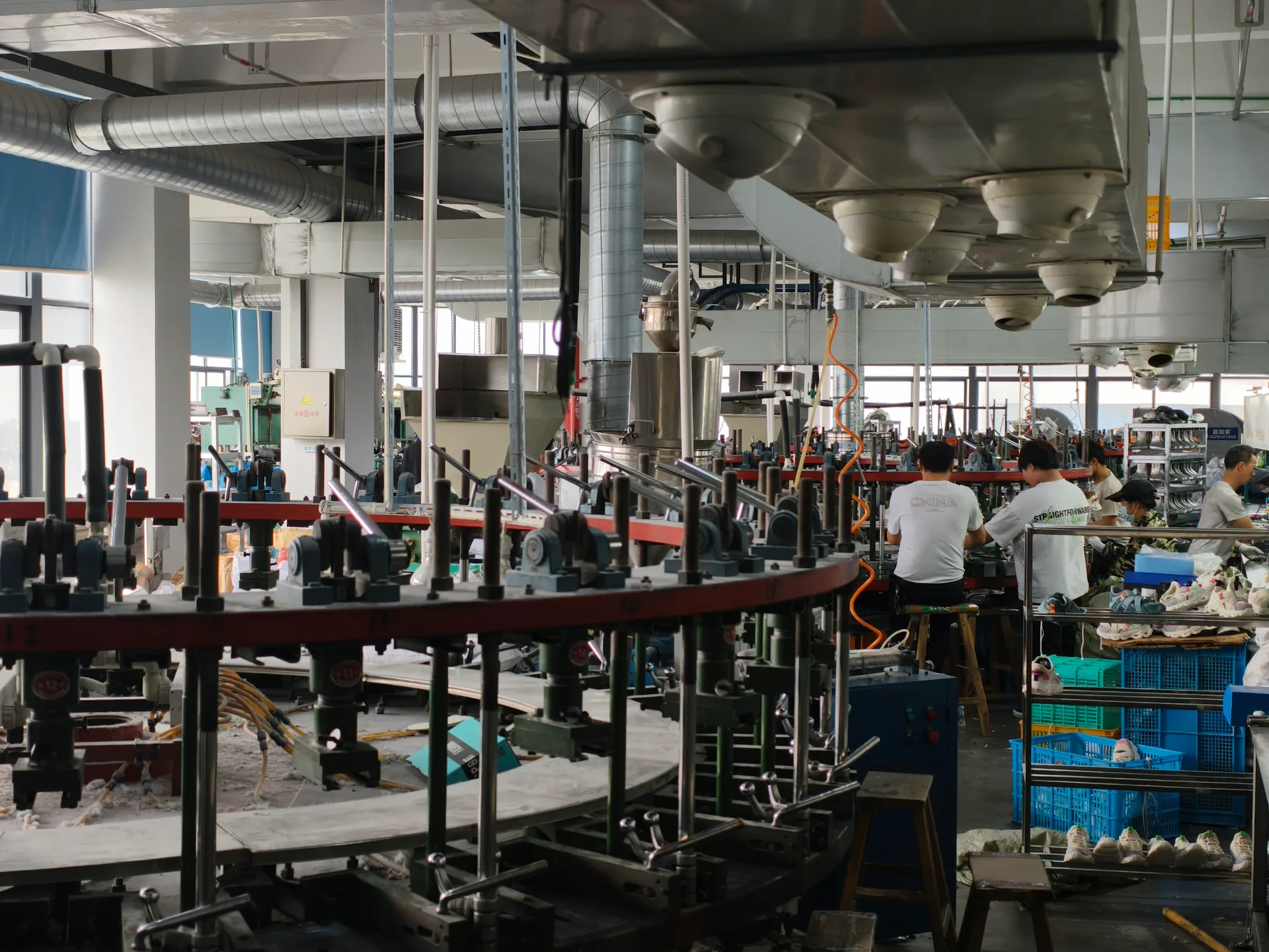 Injection molding equipment